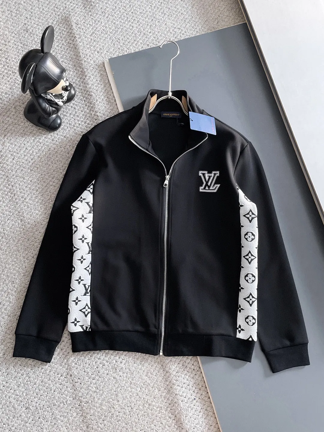 🅿️720 LV hot-selling suit is coming. Focus on the original version of the official website. 2025 new hot-selling cardigan suit. The original order is the best. 🇭🇰The meticulous work of top designers. It has a fitting and perfect upper body effect. All-natural high-quality Tencel Roman cotton 100%, close-fitting comfort, noble and elegant! Original hardware embodies elegance and nobility! Counter size: M-3XL (maximum wear up to 190 pounds)